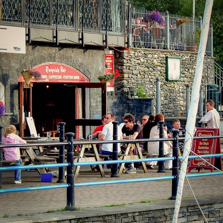 The Ship Inn & Quayside Sports Bar (Bowness-On-Windermere) beer garden on the lake
